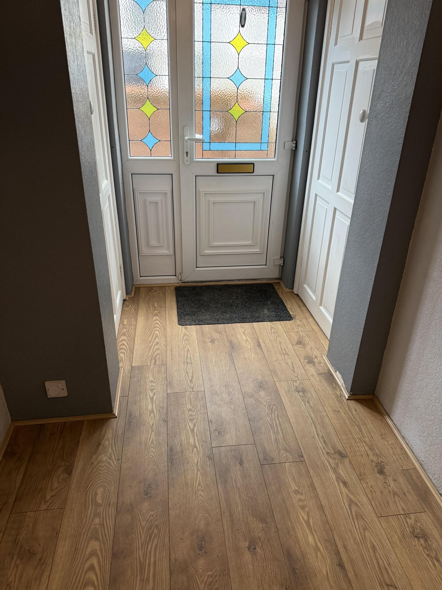 Laminate floor installation with fresh skirting